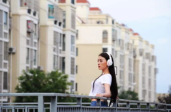 杭州单飞网红小姐姐图片,空中漫步，魅力杭州新地标