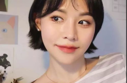 短发搬砖小姐姐图片,小姐姐的坚韧与活力