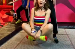 漂亮的小姐姐玩蹦床视频,小姐姐玩转空中乐园